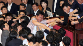 자유시장과 제도주의의 사투