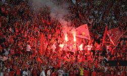 광장을 포기하라, 축구에 몰입하라