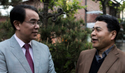 사라진 ‘공공의 적’과 식지 않는 민주화 열풍