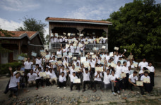 힘차게, 학교 담장 밖으로