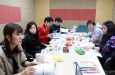 더 날카롭게, 더 밀도 있게