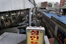 잘못은 전임 시장이, 피해는 상인들이