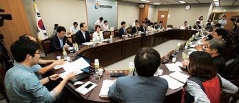 노동자위원이 항의하자 “어린 것이…”