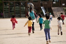 반창고 두른 손이 마음을 토닥이다