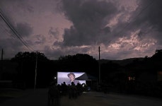 시골 마당의 '시네마 천국'