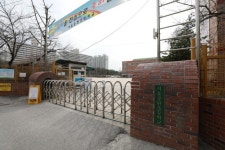 한 번도 섞인 적 없는 두 학교