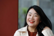 이원하 시인 ‘제주에서 혼자살고 술은 약해요’