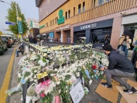 “친구들아 잘 가라”…이태원역 1번 출구 추모 물결