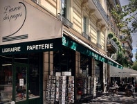 파리의 카페 옆에는 서점이 있다