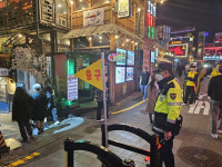 이태원 참사 뒤 핼러윈에 ‘뒷북 조끼’가 떴다