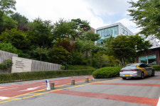 한국 정부 돈 받고도 한국인 뽑지 않는 학교… “한국인 배우자도 제외”