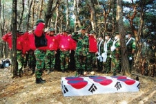 [SOCIETY] 58년 전 약속 지킨 老해병 “전우야, 잘 자라”