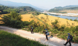 [COVER STORY | 가을을 걷다 - 강길·들길·옛길 07]  활활 타는 단풍 밟으며 넉넉한 어머니에게 갑니다