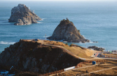 [COVER STORY | 남도길 대장정 희망을 걷다 03] 전설이 숨쉬는 겨울 바다 한번 보면 반할 낍니더~