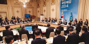 [특집 | 박근혜 정부 2년 과제] 경제 회복·남북관계 개선 두 날개로 날아오르나