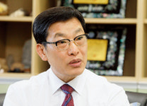 [종교개혁 500주년 릴레이 인터뷰 ③ - 박경배 송촌장로교회 담임목사·미래목회포럼 대표] “정직하게 살지 않아 정의롭지 않다”