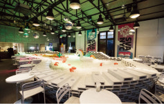 [특집 | 어른들의 별별 놀이터] 볼풀에 푹 빠져 ‘셀카’ 찰칵