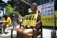 [한 컷 뉴스] 정의연 회계 꼬집은 피켓 시위대