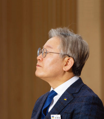 “이재명은 맞을수록 큰다?” 친문계 공세에도 지지율↑