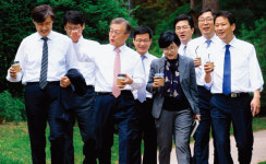‘커피 들고 산책’ 文 임기 첫 행보, 이후 5년 요약했다