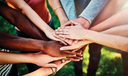 K팝, 인종주의 씻어내야