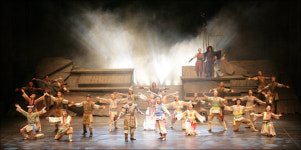 뮤지컬 꼭두별초 신명 지피는 대형공연, 웅장했지만…