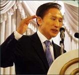 이명박 1대 9로 싸우고 있다
