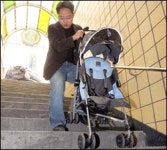 [아이디어가 세상을 바꾼다] 유모차 끌고 지하철 한번 타려면 녹초