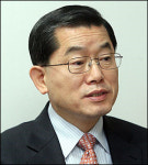 꿈쩍 않던 문국현, 단일화 오픈