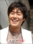 강직비서 윤영준 27년만에 첫 주연 맡아