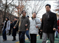 오세훈 시장, 대화 신청한 시각장애인과 남산 산책