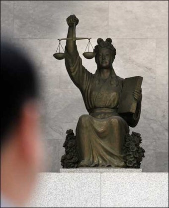 신영철 대법관 거취문제 걸려 신중 또 신중