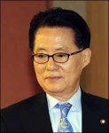 '훈남' 박지원, 악연 뒤로 하고 '盧불구속 기소' 서명운동