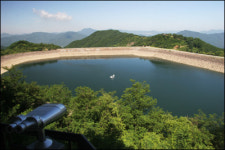 가평 호명호수, 짙어진 초록 드리운 하늘호수 천지축소판