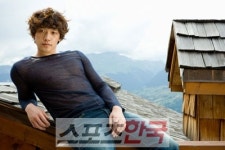 자연과 하나 된 알프스의 소년