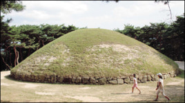선덕여왕릉… 천년을 말없이 곁에 있었네