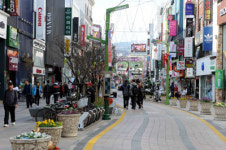 롯데百 광복점 개장 기대 반, 우려 반