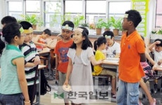 히잡 쓴 친구가 단짝… 우애 피어난 교실 경계선은 없었다