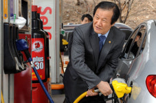 주유소 방문한 윤증현 장관 정유사 횡포가 문제죠