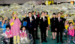 [브리핑] 현대모비스, 어린이들에 투명 우산 10만개 배포 外