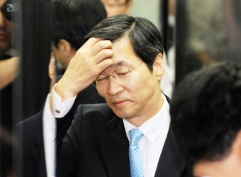 뒤늦은 자택 압수수색 왜 했나… 압박용이냐, 만일에 대비한 먼지털기냐