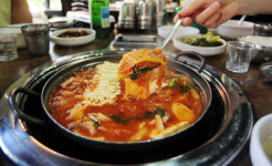 얼큰한 찌개가 생각나는 계절… 고혈압 노인들은 조심