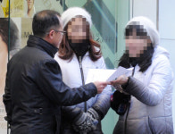 호객 찔끔 단속시간 끝나자 외국인 다시 잡아끄는 명동