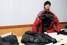 수십명 돈 뜯느니… 노페 점퍼 뺏어 60만원에 팔아