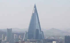 평양 류경호텔, 착공 25년 만에 문 연다