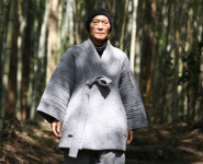 손수 채마밭 가꾸고 반찬은 두 가지만…
