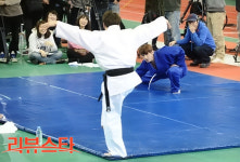 [포토] 신화 이민우, 먹이(?)를 노리는 날카로운 눈