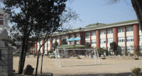 수원 화성 행궁 복원 위해 116년된 초등학교 옮기라뇨