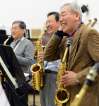 [View] "나, 길옥윤 같지?" 멋을 불고 추억을 불고… 색소폰에 빠진 중년들