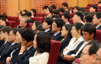 노숙자와 축구하고, 주민들과 강의 듣고… 소통하는 판사들